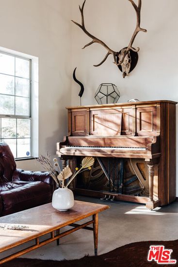 Interior, Piano