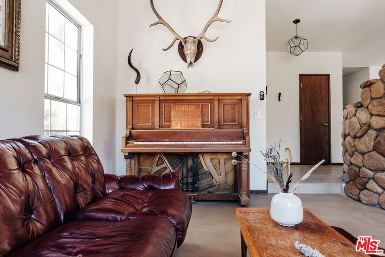 Interior, Piano