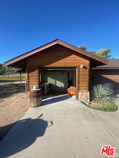 Exterior, Facade, Log Home