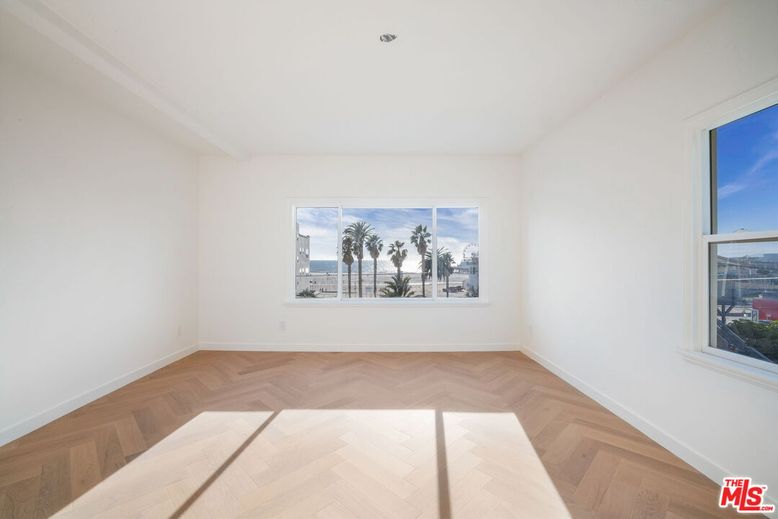 Empty room, Interior, Recessed Lighting, Water, Wood Texture Flooring