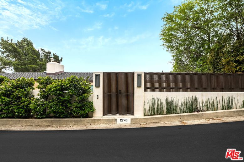 Exterior, Facade, None