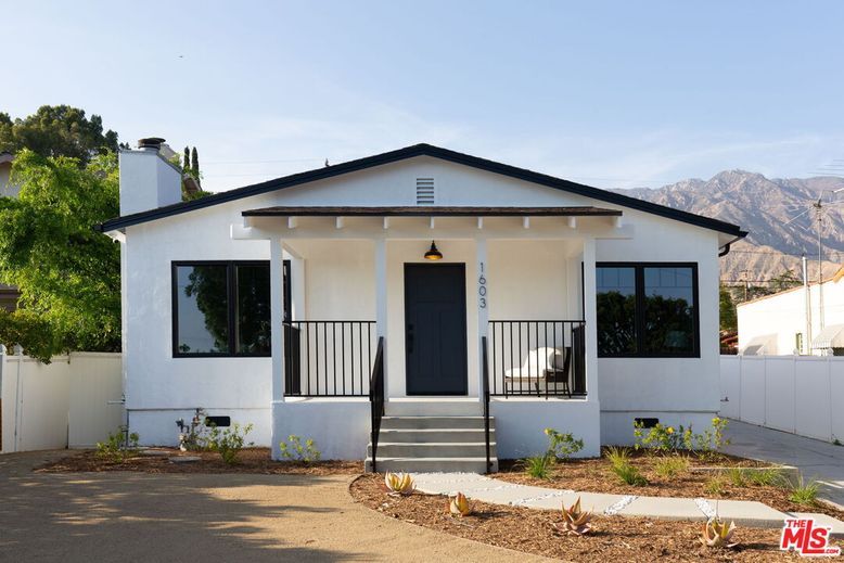 Exterior, Facade, Modern
