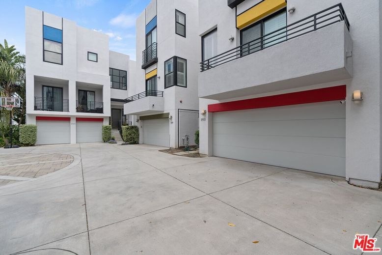 Attached, Exterior, Facade, Rowhouse