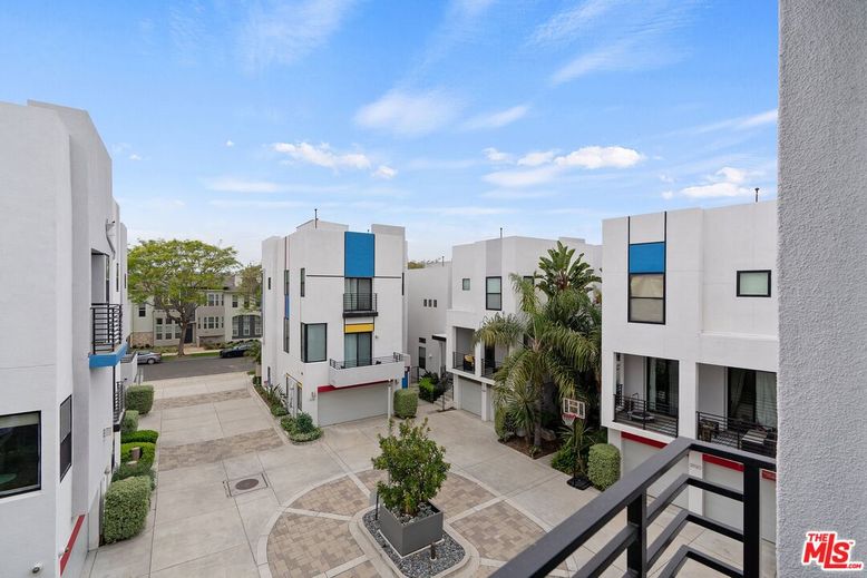 Exterior, Facade, Modern