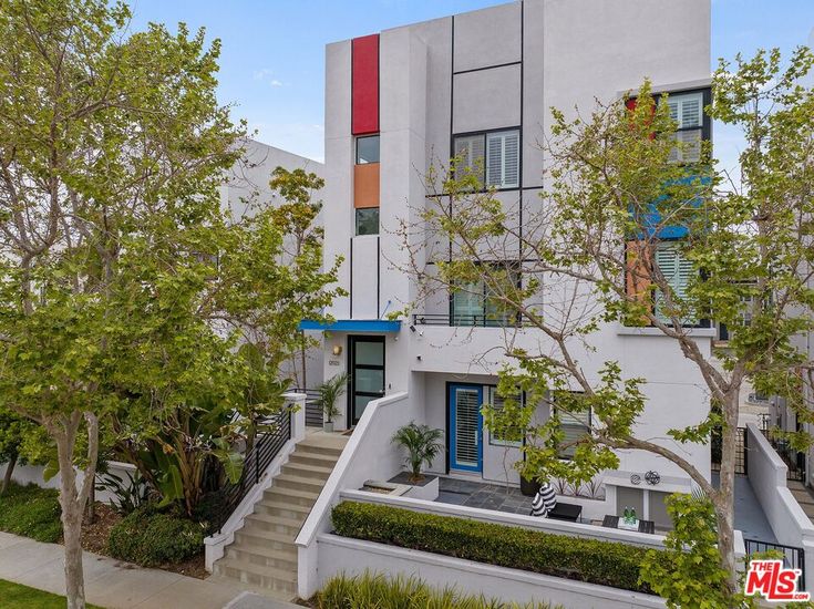 Exterior, Facade, Modern