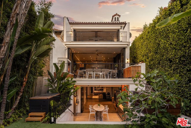 Exterior, Facade, Mediterranean