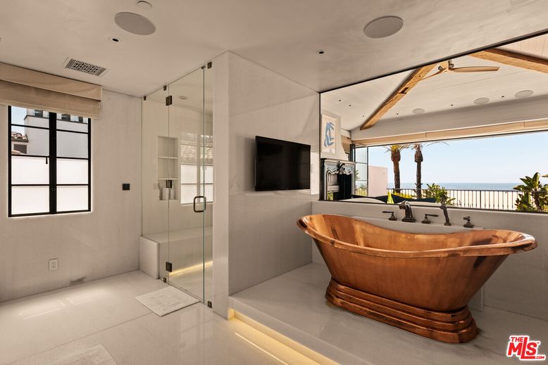 Bathroom, Free Standing Baths, Glass Shower, Interior, Recessed Lighting, Water