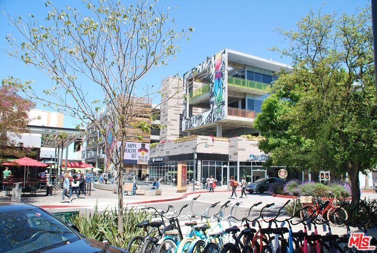 Exterior, Facade, Condo Building