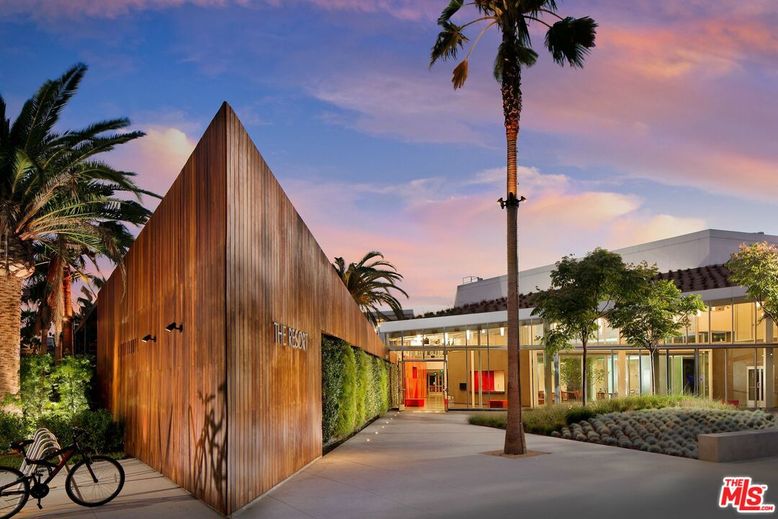Exterior, Facade, Modern