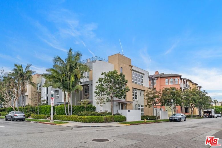 Exterior, Facade, Condo Building