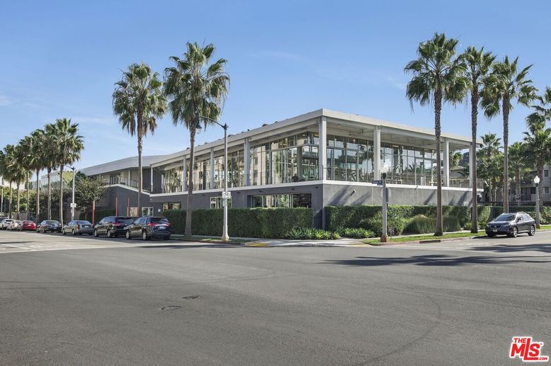 Exterior, Facade, Modern
