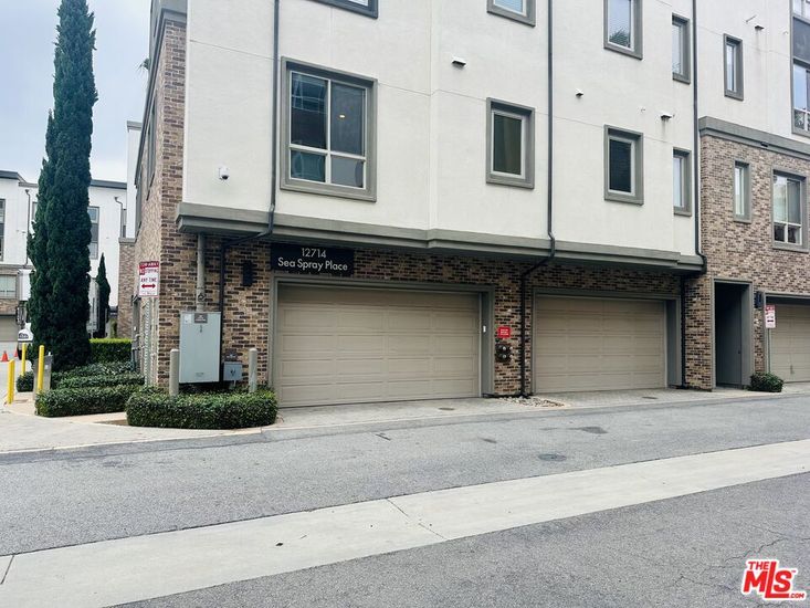 Attached, Exterior, Facade, Brick Facade, Rowhouse
