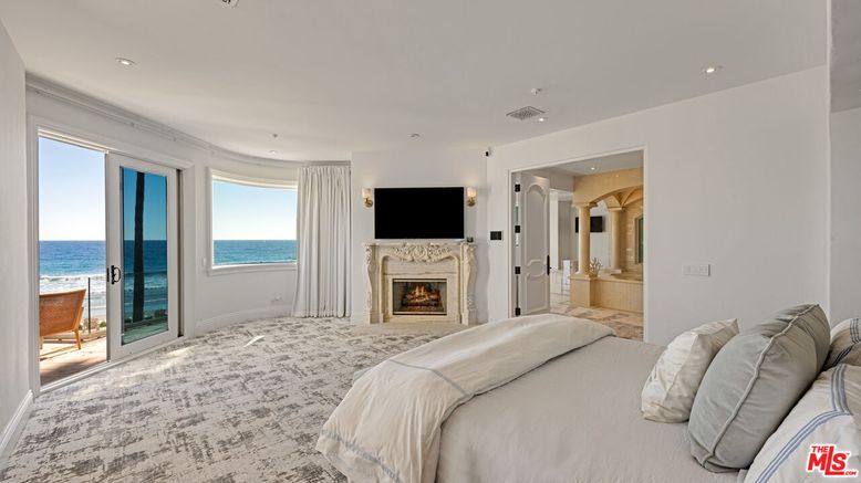 Bedroom, Fireplace, Interior, Recessed Lighting, Water