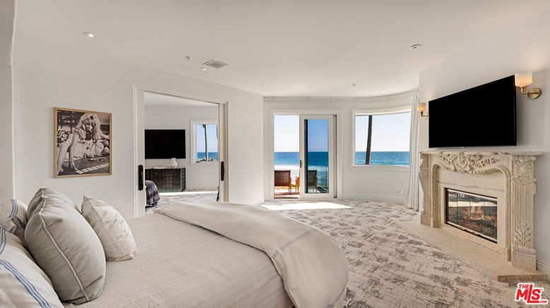 Bedroom, Fireplace, Interior, Recessed Lighting, Water