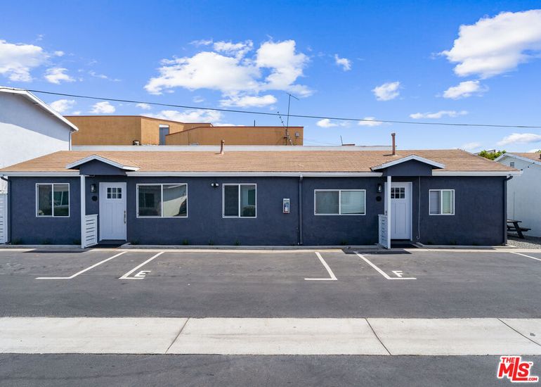 Exterior, Facade, Ranch