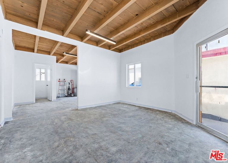 Empty room, Interior, Wooden Beams, Wooden Ceilings