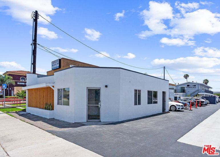 Exterior, Facade, None