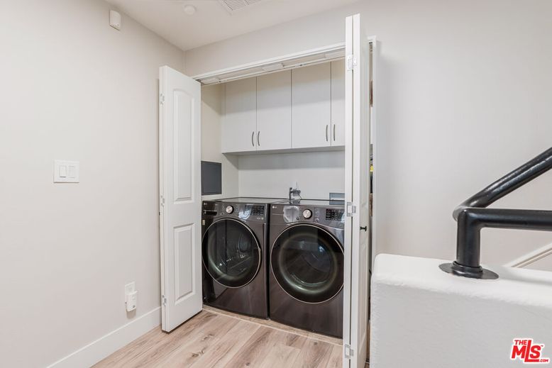 Interior, Washer, Wood Texture Flooring