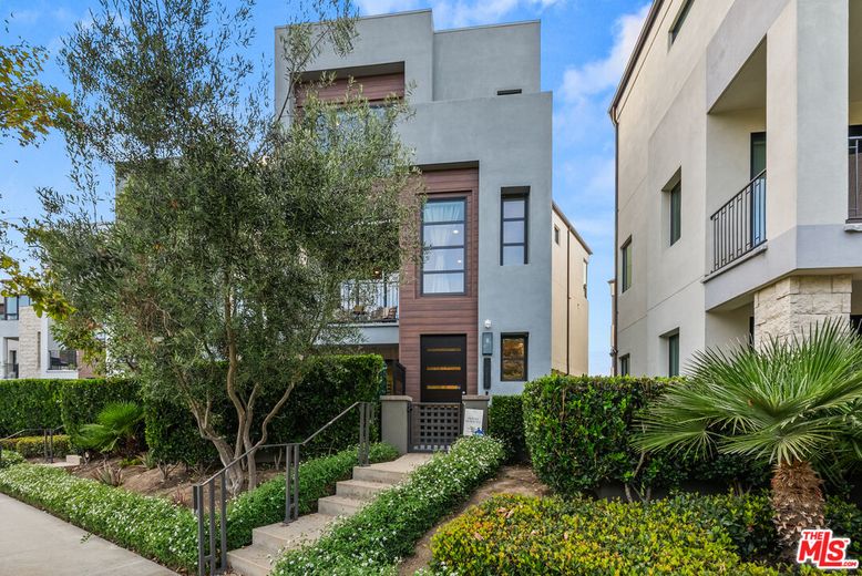 Exterior, Facade, Modern
