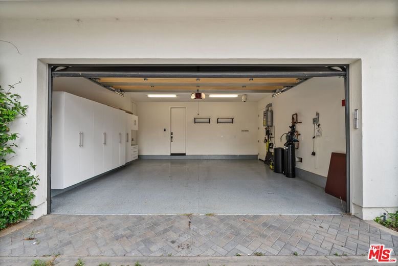 Exterior, Garage