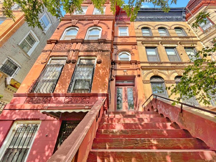 Exterior, Facade, Brownstone
