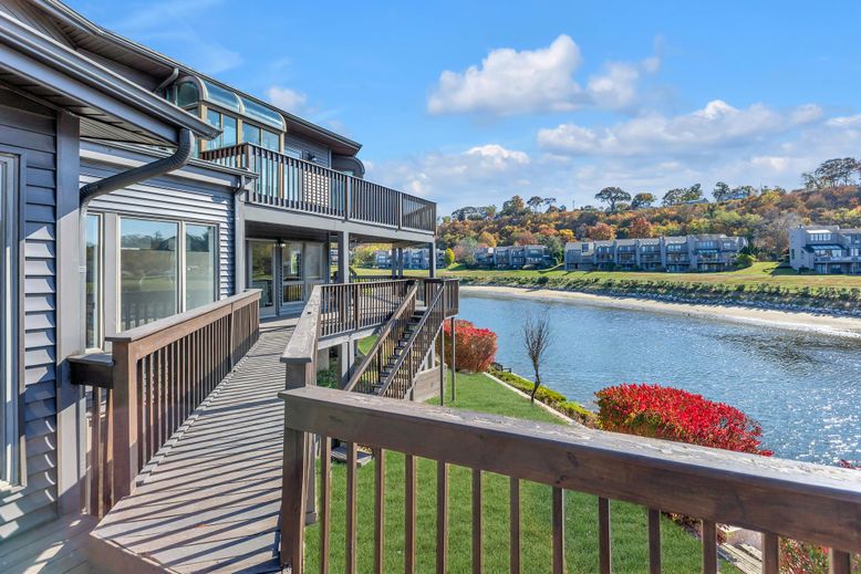 Exterior, Lake