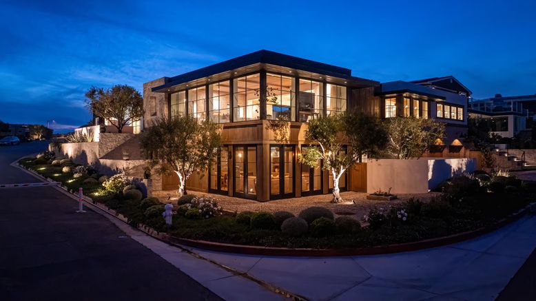 Exterior, Facade, Modern