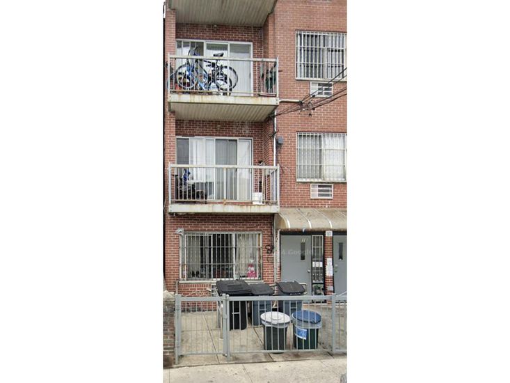 Exterior, Facade, Brick Facade, Rowhouse