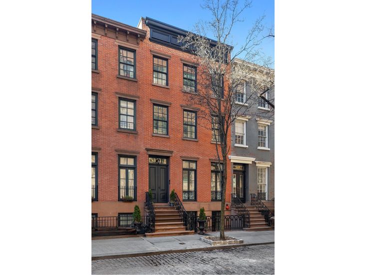 Exterior, Facade, Brick Facade, Rowhouse