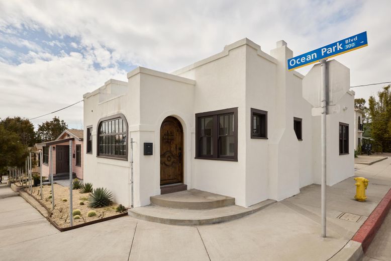 Exterior, Facade, Modern
