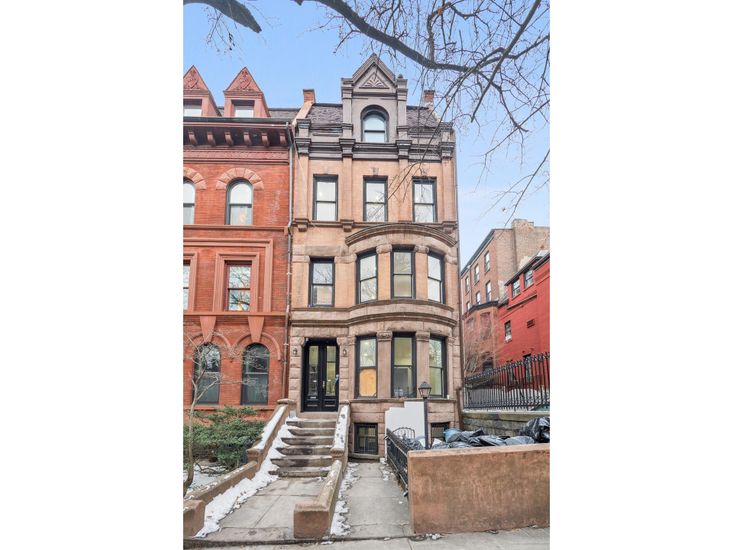 Exterior, Facade, Rowhouse