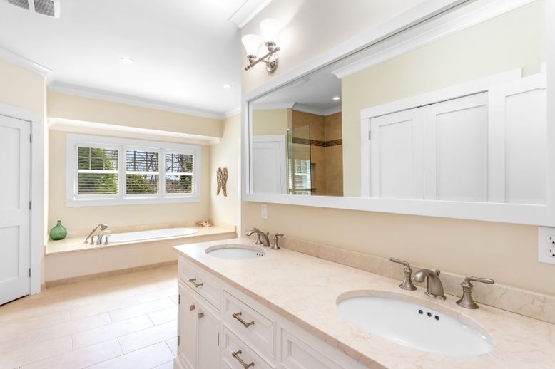 Bathroom, Dual Sink Vanities, Interior, Recessed Lighting