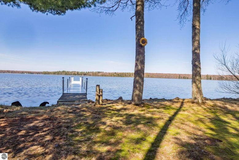 Exterior, Lake