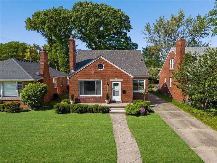 Exterior, Facade, Brick Facade, Cape Cod
