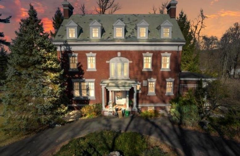 Exterior, Facade, Brick Facade, Georgian