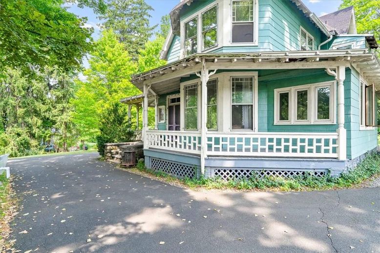 Exterior, Facade, Queen Anne Victorian