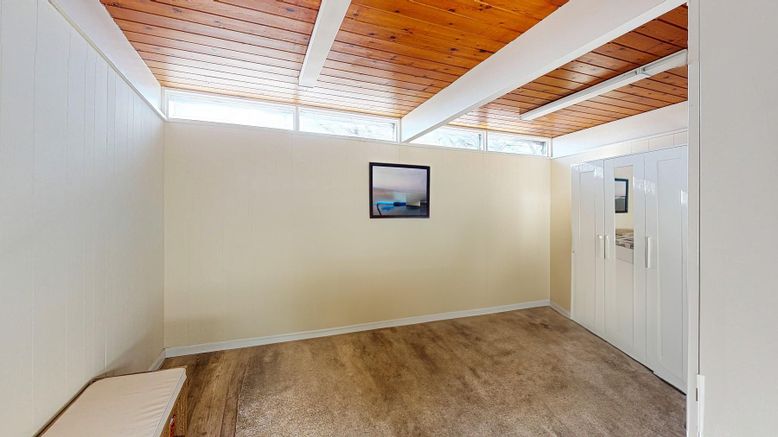 Empty room, Interior, Wooden Ceilings