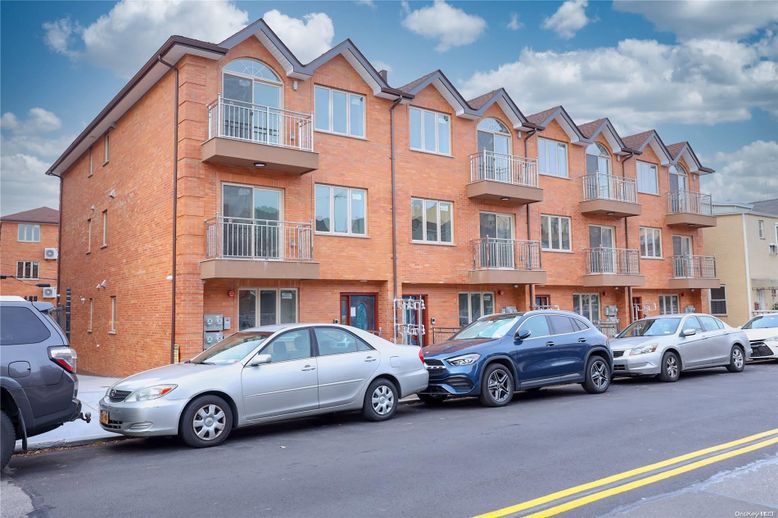 Exterior, Facade, Brick Facade, Rowhouse
