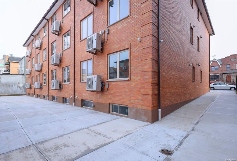 Exterior, Facade, Brick Facade, Rowhouse