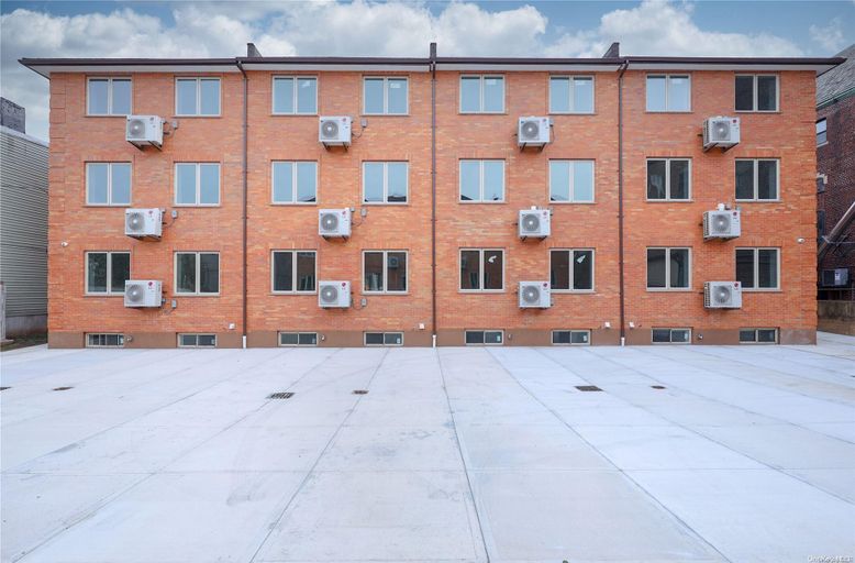 Exterior, Facade, Brick Facade, Rowhouse