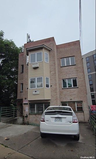 Exterior, Facade, Brick Facade, Rowhouse
