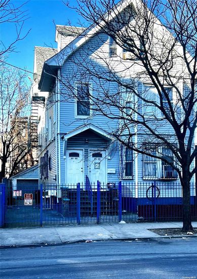 Exterior, Facade, Queen Anne Victorian