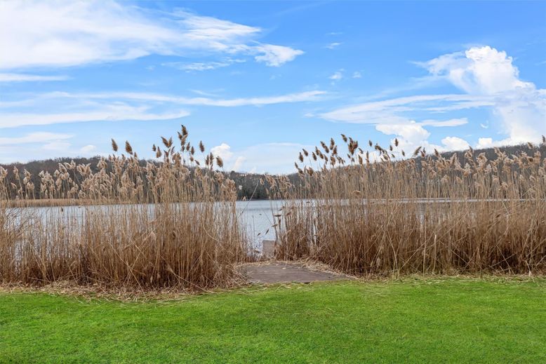 Exterior, Lake
