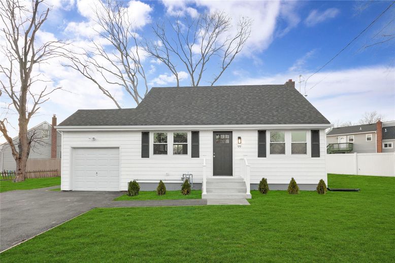 Attached, Exterior, Facade, Cape Cod