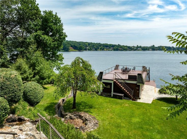 Exterior, Lake