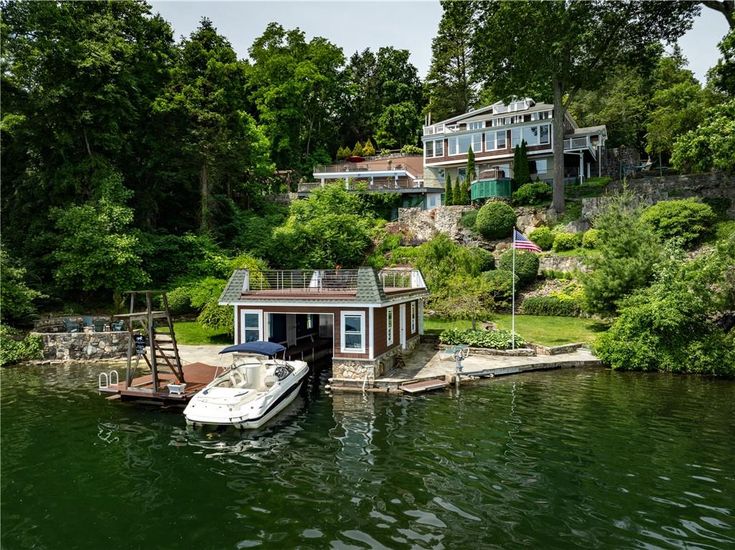 Exterior, Lake