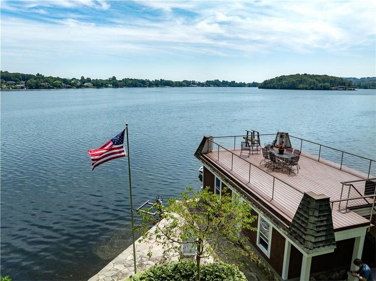Exterior, Lake
