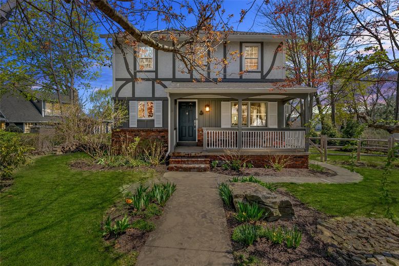 Exterior, Facade, American Foursquare