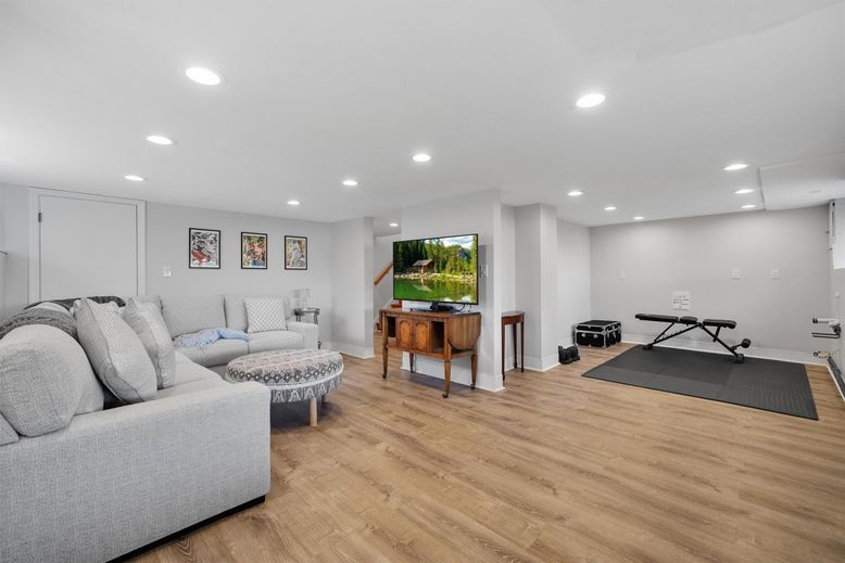 Fitness Equipment, Interior, Living room, Recessed Lighting, Wood Texture Flooring