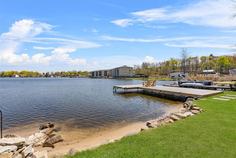 Exterior, Lake